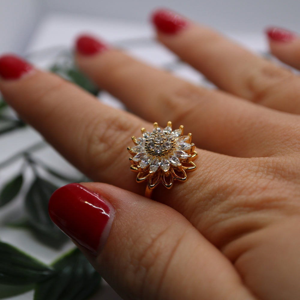 Anxiety Ring (Draairing Zonnebloem) Goud kleurig om vinger