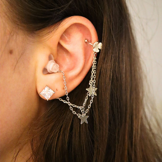 Earcuffs Oorbellen Voor Oordopjes (Ster) Zilverkleurig op model met oortdopjes