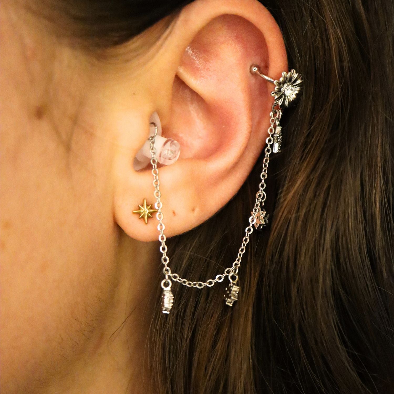 Earcuffs Voor Oordopjes (Bloem Sterretjes) Zilverkleurig op model met oordopjes