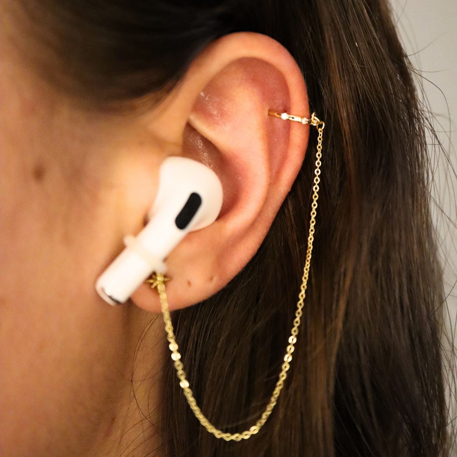Earcuffs Voor Oordopjes (Clip) Goudkleurig op model met Airpods