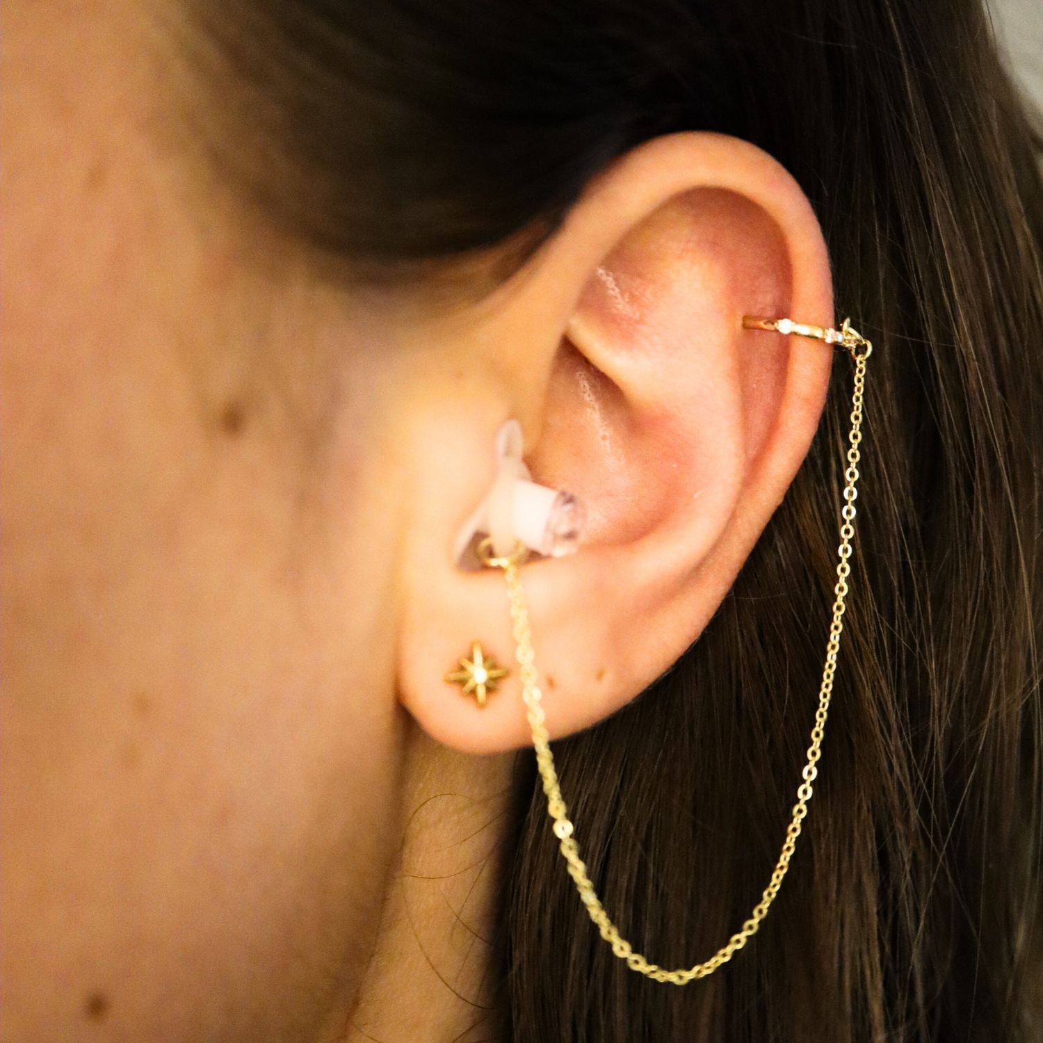 Earcuffs Voor Oordopjes (Clip) Goudkleurig op model met oordopjes