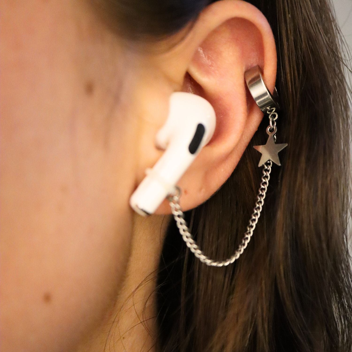 Earcuffs Voor Oordopjes (Ster) Zilver RVS op model met Airpods