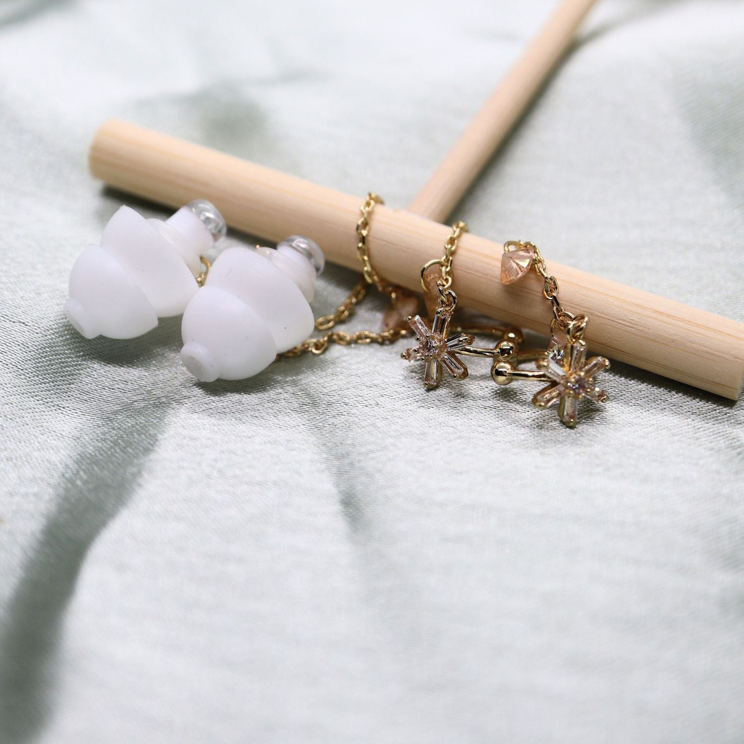 Earcuffs Voor Oordopjes (vlok hartjes) Goudkleurig Sfeerbeeld