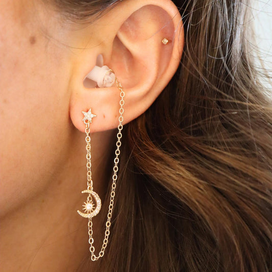 Oorbellen Voor Oordopjes (Maan) Goudkleurig op model met muziekoortjes