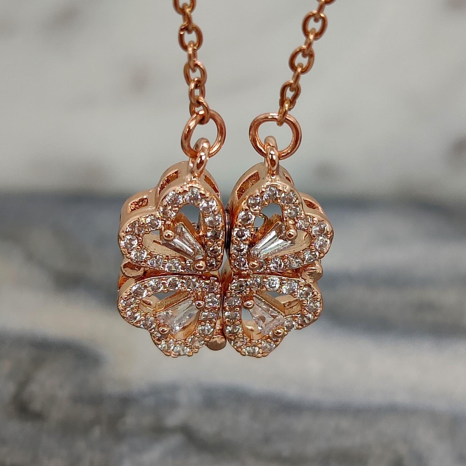 Klavertje vier ketting / hartjes ketting rosé goud Sfeerbeeld marmer klaver