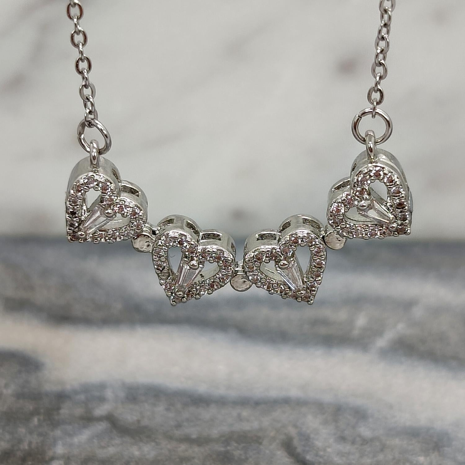 Klavertje vier ketting / hartjes ketting zilver Sfeerbeeld marmer