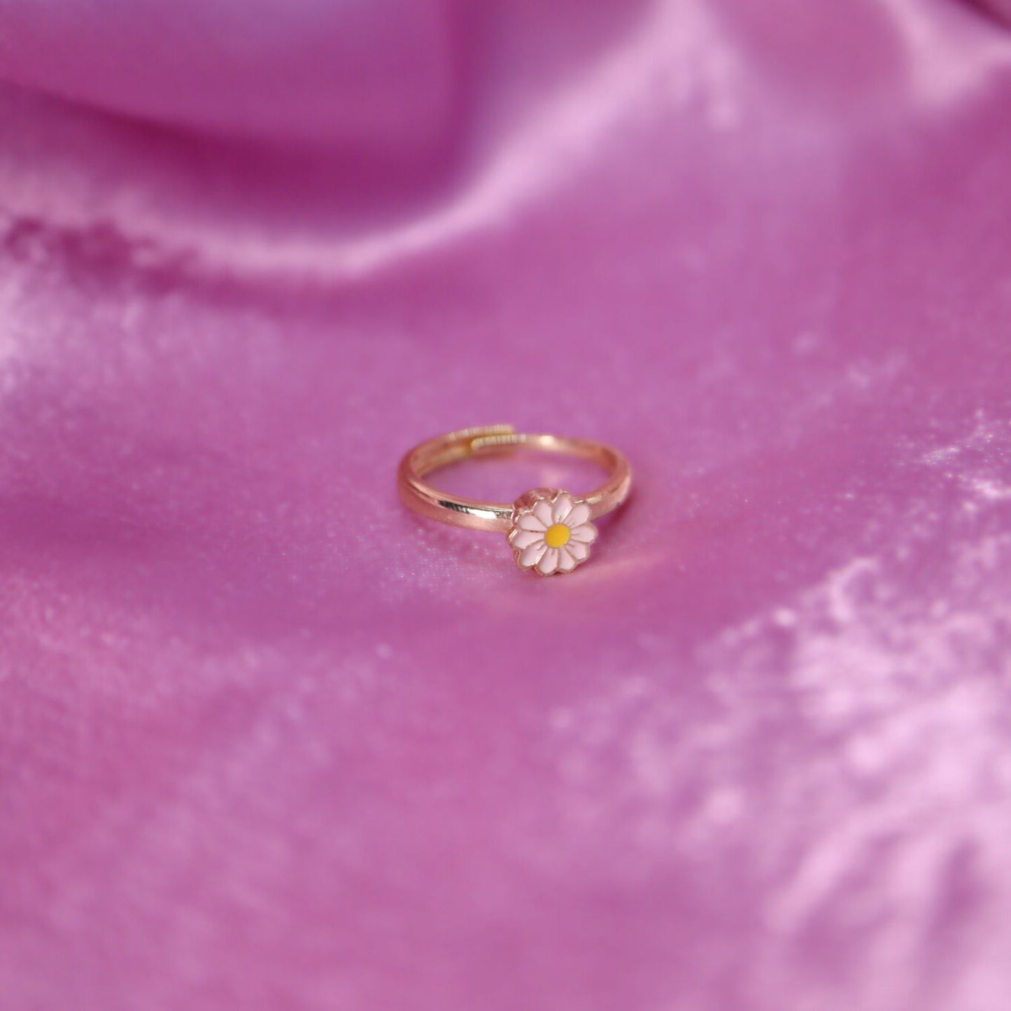 Anxiety Ring Kleine Witte bloem Sfeerbeeld