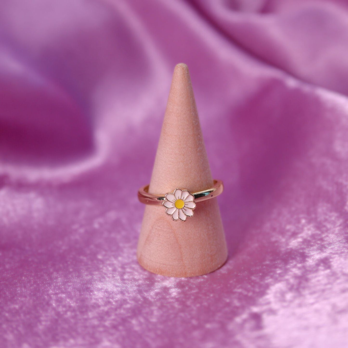 Anxiety Ring Kleine Witte bloem Sfeerbeeld op kegel