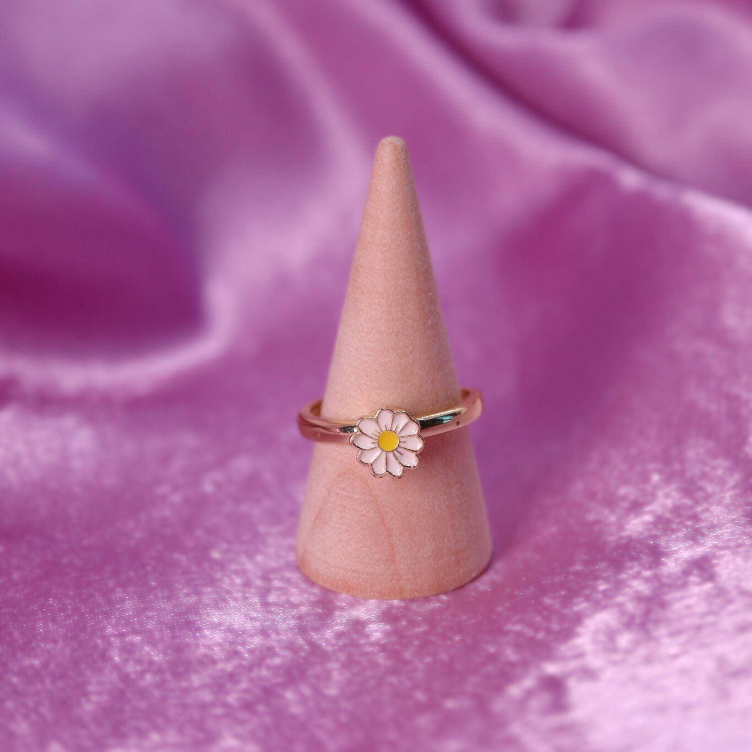 Anxiety Ring Kleine Witte bloem Sfeerbeeld op kegel