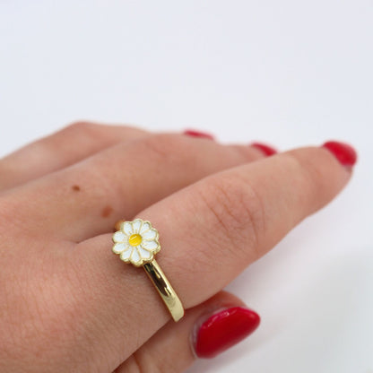Anxiety Ring Kleine Witte bloem op model