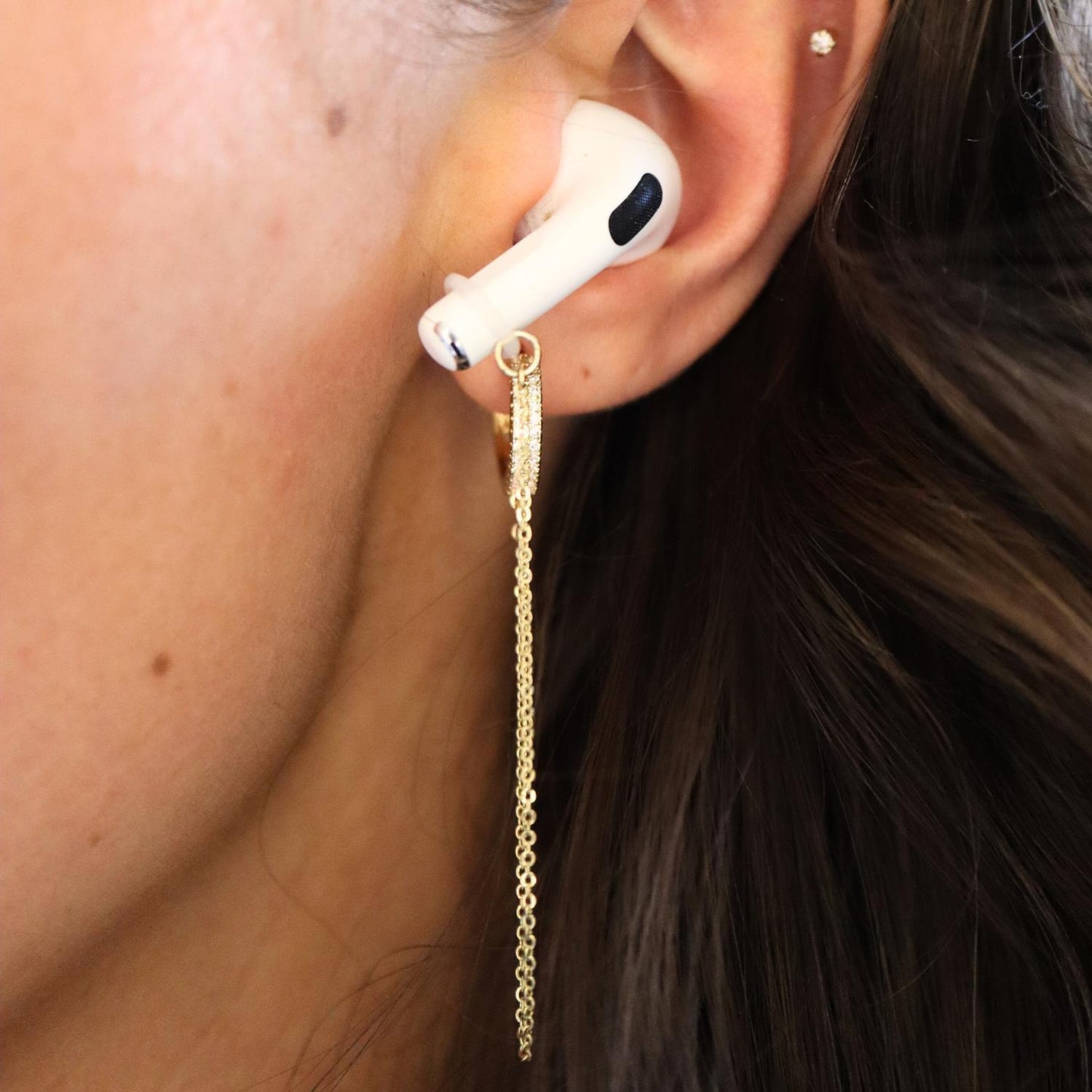 Oorbellen Voor Oordopjes (Steentjes) Goudkleurig op model met Airpod