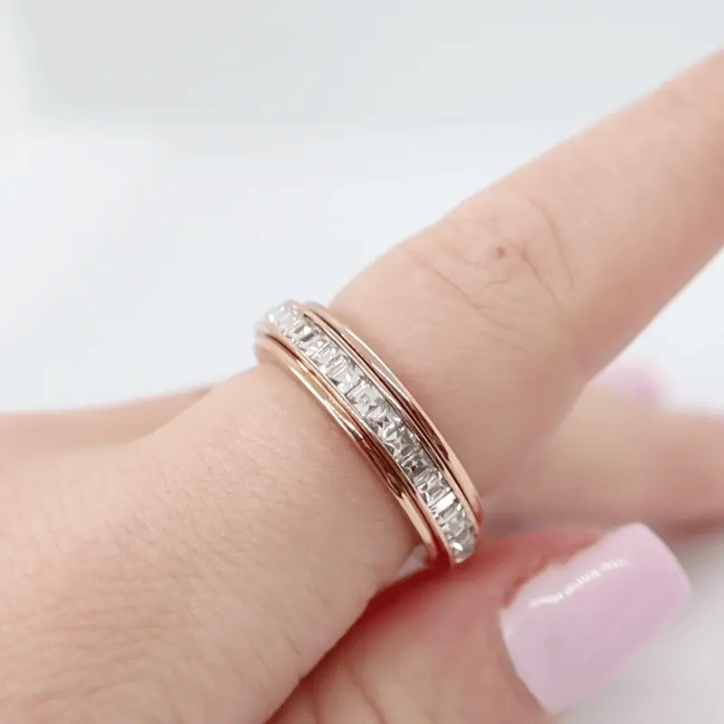 Anxiety Ring (Steentjes) Rose Goud in beweging