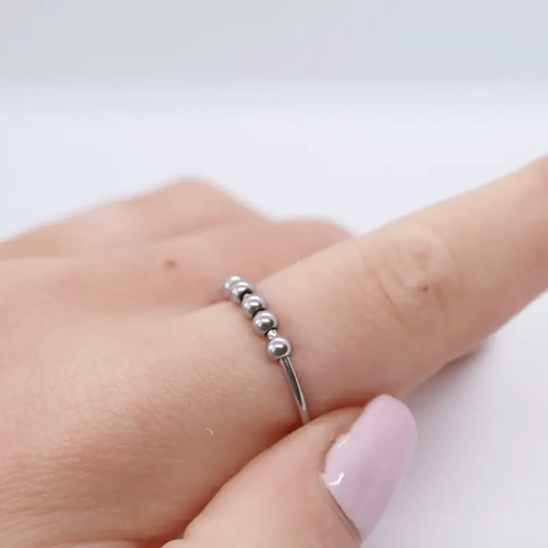 Anxiety Ring zilver kleurig (RVS) in beweging