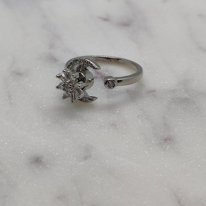 Anxiety Ring (Draairing Bloem en Maan) Zilver 925 Sfeerbeeld op marmer