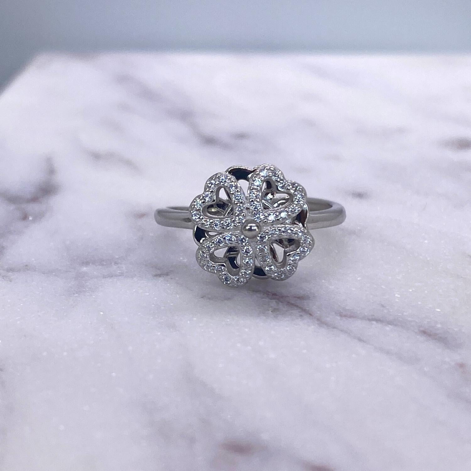Anxiety Ring (Draairing Klavertje Vier) Zilver 925 Sfeerbeeld op marmer
