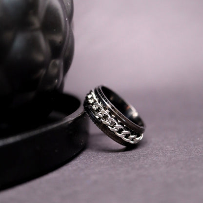 Anxiety Ring (ketting) Zwart-Zilver Sfeerbeeld