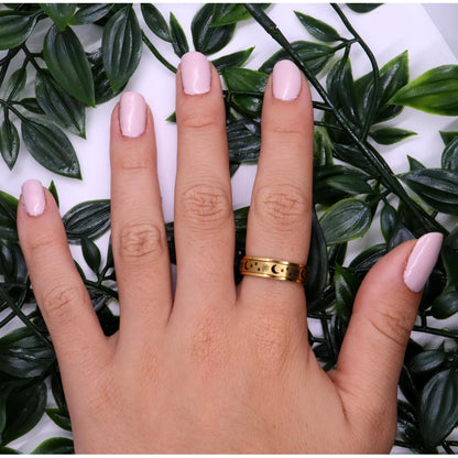 Anxiety Ring (ster maan) Goud op model om vinger