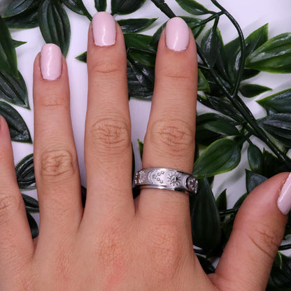 Anxiety Ring (zon maan) Zilver op model om vinger