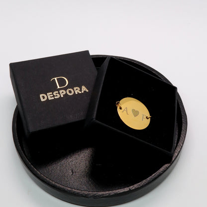 Unieke gepersonaliseerde armband met muntje Goud Sfeerbeeld Despora Doosje